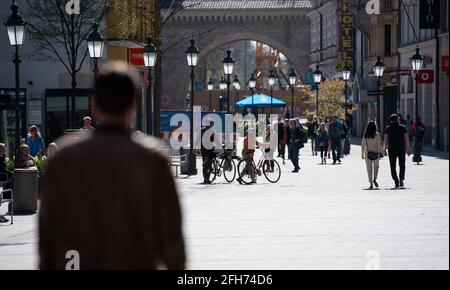 München, Deutschland. April 2021. Passanten gehen durch die Fußgängerzone im Stadtzentrum. Quelle: Sven Hoppe/dpa/Alamy Live News Stockfoto