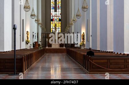 München, Deutschland. April 2021. In der Frauenkirche sitzt ein Mann auf einer Birne. Quelle: Sven Hoppe/dpa/Alamy Live News Stockfoto