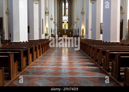 München, Deutschland. April 2021. Leere Bänke sind in der Frauenkirche zu sehen. Quelle: Sven Hoppe/dpa/Alamy Live News Stockfoto