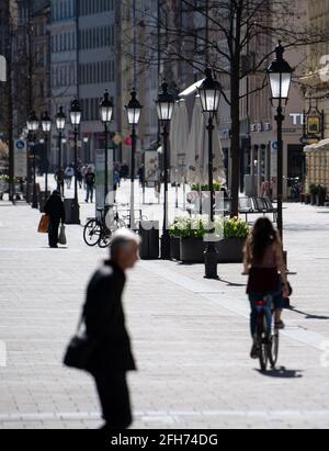 München, Deutschland. April 2021. Passanten gehen durch die Fußgängerzone im Stadtzentrum. Quelle: Sven Hoppe/dpa/Alamy Live News Stockfoto