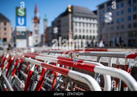 München, Deutschland. April 2021. In der Innenstadt am Marienplatz stehen Schranken. Quelle: Sven Hoppe/dpa/Alamy Live News Stockfoto