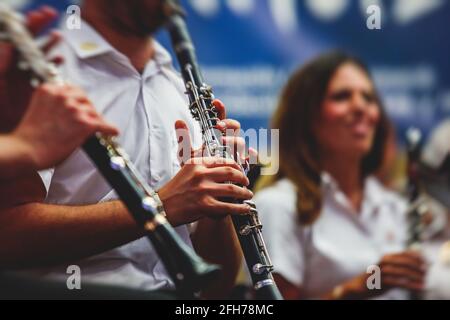 Konzertansicht eines Jazz-Orchester-Tubisten spielt Tuba-Spieler Mit musikalischer Jazzband und Publikum im Hintergrund Open-Air-Konzert Stockfoto