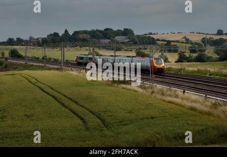 VIRGIN-ZUG RICHTUNG SÜDEN VON MILTON KEYNES.17/7/04 PILSTON Stockfoto