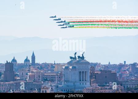 Rom, Italien. April 2021. Die italienischen dreifarbigen Pfeile (Frecce Tricolori) fliegen anlässlich der 'Festa della Liberazione' über Rom (Foto von Claudia Rolando/Pacific Press) Quelle: Pacific Press Media Production Corp./Alamy Live News Stockfoto