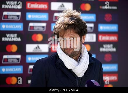 Arsenal-Manager Joe Montemurro wird nach dem Spiel der FA Women's Super League im Meadow Park, Borehamwood, interviewt. Bilddatum: Sonntag, 25. April 2021. Stockfoto