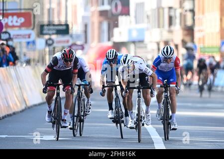 Der Slowene Tadej Pogacar vom Team Emirates der Vereinigten Arabischen Emirate und Französisch Julian Alaphilippe von Deceuninck - Quick-Step Sprint bis zum Ziel von Lüttich-Bastogne-Lüttich Stockfoto