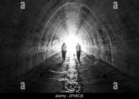 Aqua Dulce, Kalifornien, USA - 21. April 2021: Wanderer auf dem Pacific Crest Trail passieren einen Tunnel unter der Autobahn 14 in der Nähe des Vasquez Rocks Park. Stockfoto