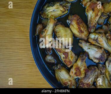 Knoblauch-Hühnerflügel (Pollo al ajillo). Spanisches Tapas-Gericht in der Pfanne. Draufsicht Stockfoto
