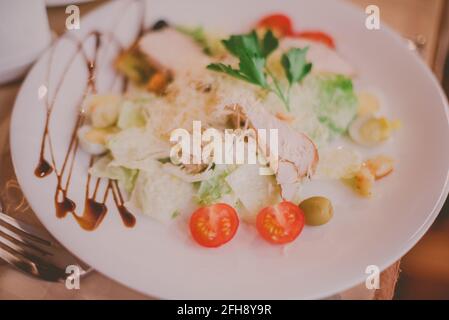 Der Caesar Salat vorbereitet auf das klassische Rezept Stockfoto