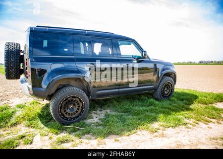 Land Rover Defender Modell 2021 mit Projekt Monotube Felgen in 20 Zoll und BF Goodrich AT-Beratung von Fahrwerktechnik Deimann. Dreharbeiten in der Industrie Stockfoto