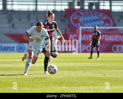 München, Deutschland. April 2021. Sam Kerr (FC Chelsea 20) und Simone Laudehr (FC Bayern München 21) im Einsatz während des UEFA Womens Champions League-Spiels zwischen dem FC Bayern München und dem FC Chelsea in München, FC Bayern Campus, Deutschland. Kredit: SPP Sport Pressefoto. /Alamy Live News Stockfoto