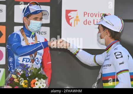 Der Franzose David Gaudu von Groupama-FDJ und der Franzose Julian Alaphilippe von Deceuninck - schneller Schritt auf das Podium nach dem Liege-Bastogne-Liege One Tagescycli Stockfoto