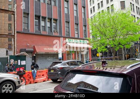 New York, NY, USA - 24. Apr 2021: Cha Cha Matcha Japanisches Grünteepulver am 27. Und Broadway in Manhattan Stockfoto