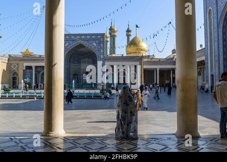 Qom, Iran: Der Hof der Azam-Moschee, neben dem heiligen Heiligtum von Fatima Masumeh (die goldene Kuppel). Stockfoto