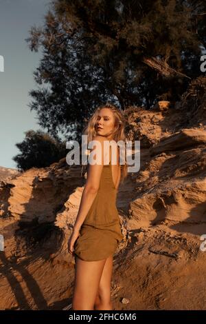 Seitenansicht einer anonymen Frau in einem modernen Headset mit virtuellen Augen Realität in purpurem Licht Stockfoto