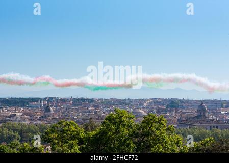 Rom, Italien. April 2021. Die italienischen dreifarbigen Pfeile (Frecce Tricolori) fliegen anlässlich der 'Festa della Liberazione' über Rom (Foto von Claudia Rolando/Pacific Press/Sipa USA) Quelle: SIPA USA/Alamy Live News Stockfoto