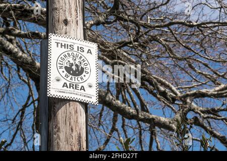 Cornwall Neighborhood Watch-Schema Schild auf Telegrafenmast in der Stadt Lostwithiel. Kampf gegen Kriminalität Konzept, Metapher Crimestopers, Verringerung der Kriminalität. Stockfoto