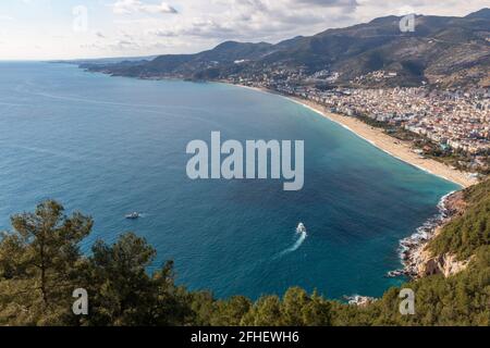 Luftaufnahme des Kleopatra-Strandes während der Tage der Coronavirus-Pandemie in Alanya, Antalya, Türkei, am 2. April 2021. Stockfoto