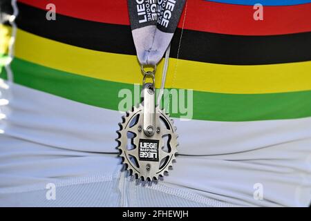 Die Abbildung zeigt die Silbermedaille auf den Weltmeister jersey von Französisch Julian Alaphilippe von Deceuninck - Quick-Step On Das Podium der Stockfoto