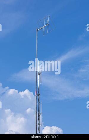 Kleiner Antennenrepeater am blauen Himmel Stockfoto