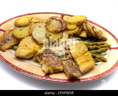 Frischer Fisch mit gebratenen Kartoffeln und Spargel Stockfoto