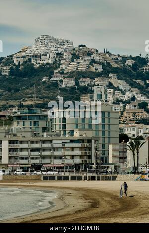 Strand der Stadt Peñíscola in Castellón (Bundesland Valencia). Charmante Stadt in Spanien Stockfoto