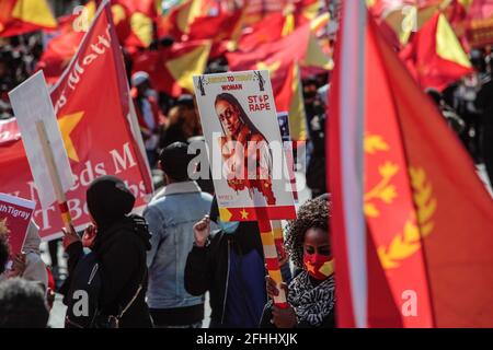 London UK 25 April 2021 Mehr als sechstausend Äthiopier aus der Region Tigray marschierten durch die Straßen Londons, um einen Stopp des Völkermordes zu fordern, der vom äthiopischen Primer Minster Abiy Ahmed Ali angeordnet wurde.Religiöse Lider beteten für den Frieden in der Region.Paul Quezada-Neiman/Alamy Live News Stockfoto