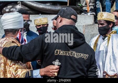 London UK 25 April 2021 Mehr als sechstausend Äthiopier aus der Region Tigray marschierten durch die Straßen Londons, um einen Stopp des Völkermordes zu fordern, der vom äthiopischen Primer Minster Abiy Ahmed Ali angeordnet wurde.Religiöse Lider beteten für den Frieden in der Region.Paul Quezada-Neiman/Alamy Live News Stockfoto