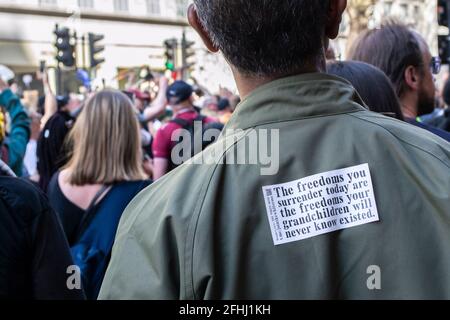 HOLBORN, LONDON, ENGLAND- 24. April 2021: Demonstranten bei einem Anti-Blockdown-Protest von Unite for Freedom in London Stockfoto