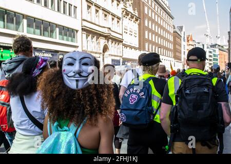 HOLBORN, LONDON, ENGLAND- 24. April 2021: Demonstranten bei einem Anti-Blockdown-Protest von Unite for Freedom in London Stockfoto