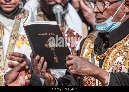 London UK 25 April 2021 Mehr als sechstausend Äthiopier aus der Region Tigray marschierten durch die Straßen Londons, um einen Stopp des Völkermordes zu fordern, der vom äthiopischen Primer Minster Abiy Ahmed Ali angeordnet wurde.Religiöse Lider beteten für den Frieden in der Region.Paul Quezada-Neiman/Alamy Live News Stockfoto