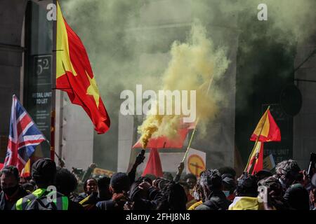 London UK 25 April 2021 Mehr als sechstausend Äthiopier aus der Region Tigray marschierten durch die Straßen Londons, um einen Stopp des Völkermordes zu fordern, der vom äthiopischen Primer Minster Abiy Ahmed Ali angeordnet wurde.Religiöse Lider beteten für den Frieden in der Region.Paul Quezada-Neiman/Alamy Live News Stockfoto