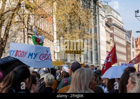 LONDON, ENGLAND- 24. April 2021: Demonstranten bei einem Anti-Lockdown-Protest von Unite for Freedom in London Stockfoto