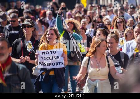 HOLBORN, LONDON, ENGLAND- 24. April 2021: Demonstranten bei einem Anti-Blockdown-Protest von Unite for Freedom in London Stockfoto