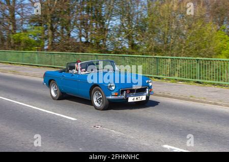 1972 blauer 70s MG B 1798cc Sportwagen; Fahrzeuge, Autos, Fahrzeuge, die auf britischen Straßen fahren, Motoren, auf dem englischen Autobahnnetz M6 fahren Stockfoto