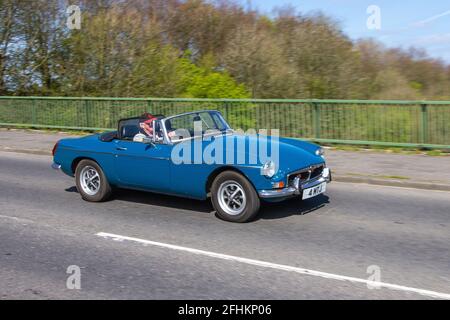 1972 blauer 70s MG B 1798cc Sportwagen; Fahrzeuge, Autos, Fahrzeuge, die auf britischen Straßen fahren, Motoren, auf dem englischen Autobahnnetz M6 fahren Stockfoto