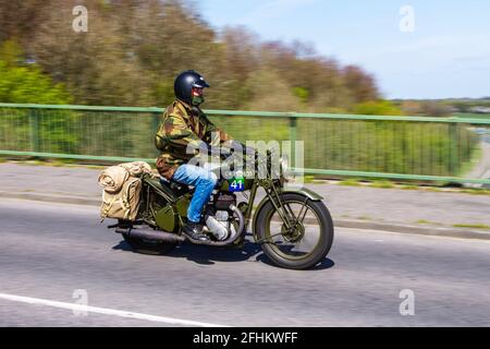 1949 40s vierziger Jahre grün BSA 500cc Motorradfahrer; zweirädriger Transport, Motorräder, klassisches britisches Fahrzeug auf britischen Straßen, Motorräder, Motorradfahrer, die in Manchester, Großbritannien, unterwegs sind Stockfoto