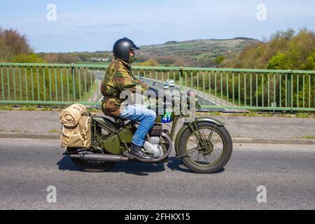 1949 40er Jahre grüner BSA 500 ccm Motorradfahrer; zweirädriger Transport, Motorräder, klassisches britisches Fahrzeug auf britischen Straßen, Motorräder, Motorradfahrer fahren in Manchester, Großbritannien Stockfoto