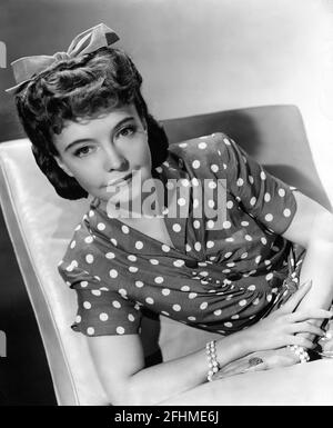 LILLIAN GISH Portrait von GEORGE HURRELL Publicity damals Sie machte KOMMANDOS STREIK IN DER MORGENDÄMMERUNG 1942 Regisseur JOHN FARROW Columbia Pictures Stockfoto