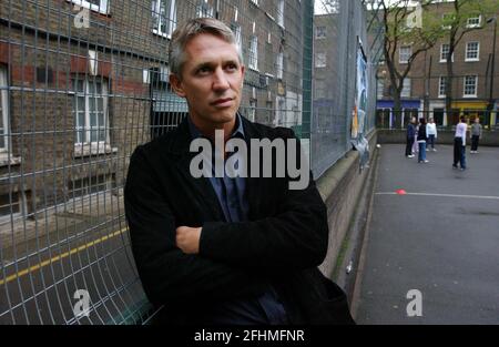 GARY LINEKER IN FITZROVIA,EIN JUGENDPROJEKT IN CAMDEN,29/4/04 PILSTONSPORTHILFE Stockfoto