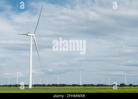 Foto eines Windgenerators mit Kopierraum. Windpark. Stockfoto