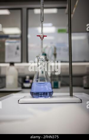 Titrationsgeräte für die analytische Chemie. Laborglas in einem Wissenschaftslabor Stockfoto