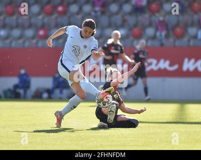 München, Deutschland. April 2021. Sam Kerr (FC Chelsea 20) und Marina Hegering (FC Bayern München 27) im Einsatz während des UEFA Womens Champions League-Spiels zwischen dem FC Bayern München und dem FC Chelsea in München, FC Bayern Campus, Deutschland. Kredit: SPP Sport Pressefoto. /Alamy Live News Stockfoto