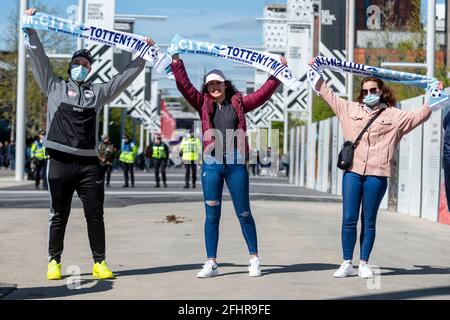 London, Großbritannien. 25. April 2021. Fans kommen im Wembley Stadium zum Carabao Cup-Finale zwischen Manchester City und Tottenham Hotspur. 8,000 Zuschauer, bestehend aus Fans beider Teams, NHS-Mitarbeitern und Anwohnern, werden das Spiel beobachten, das eine offizielle Testveranstaltung für das Veranstaltungen Research Program der britischen Regierung ist. Die Daten werden für die Verwaltung und Minderung der Übertragung von Covid-19 gesammelt, damit sich die Veranstaltungsorte auf größere Menschenmengen und Zielgruppen vorbereiten können, wenn die Sperrbeschränkungen aufgehoben werden. Kredit: Stephen Chung / Alamy Live Nachrichten Stockfoto