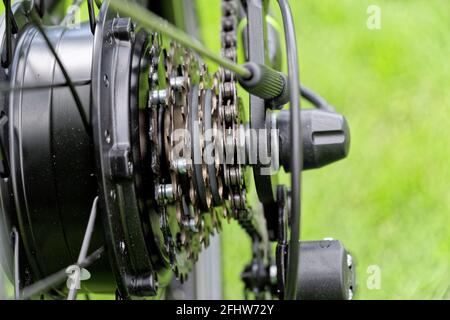 Nahaufnahme des Schaltsystems des Fahrrads gegen grünes Gras Stockfoto