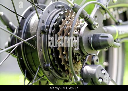 Nahaufnahme des Schaltsystems des Fahrrads gegen grünes Gras Stockfoto