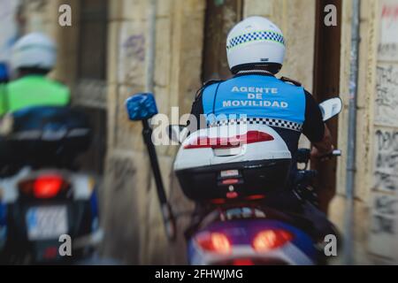 Spanische Polizeigruppe Formation auf Fahrrad und Motorrad Rückansicht Mit dem Logo „Local Police“ auf Uniform, um die öffentliche Ordnung zu erhalten In den Straßen von Ali Stockfoto