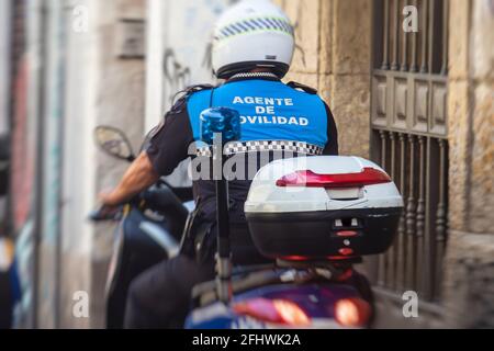 Spanische Polizeigruppe Formation auf Fahrrad und Motorrad Rückansicht Mit dem Logo „Local Police“ auf Uniform, um die öffentliche Ordnung zu erhalten In den Straßen von Ali Stockfoto