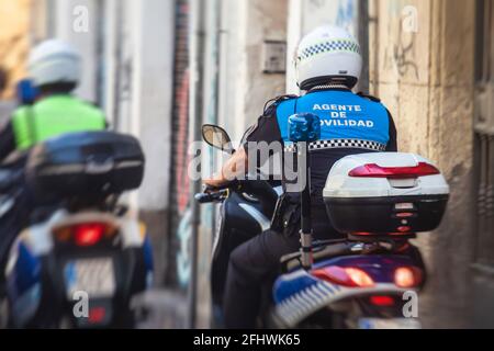 Spanische Polizeigruppe Formation auf Fahrrad und Motorrad Rückansicht Mit dem Logo „Local Police“ auf Uniform, um die öffentliche Ordnung zu erhalten In den Straßen von Ali Stockfoto