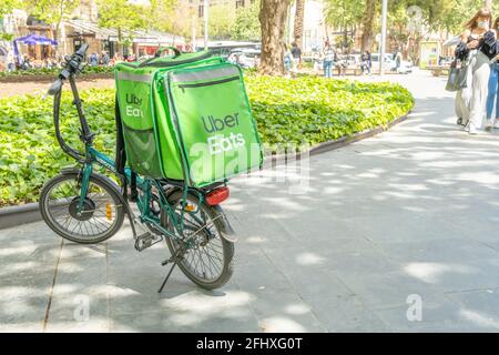 Palma de Mallorca, Spanien; april 23 2021: Geparktes grünes Fahrrad der Firma Uber isst auf der Plaza de España in Palma de Mallorca, Spanien Stockfoto